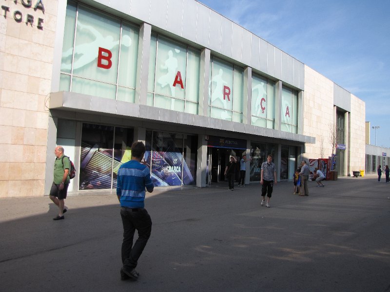 barca fanshop_buiten.jpg - Het stadion zelf zijn we niet in geweest. Barça vraagt een vermogen voor een rondleiding (en die hadden wij er niet voor over). We hebben wel even een kijkje genomen in de fanshop.